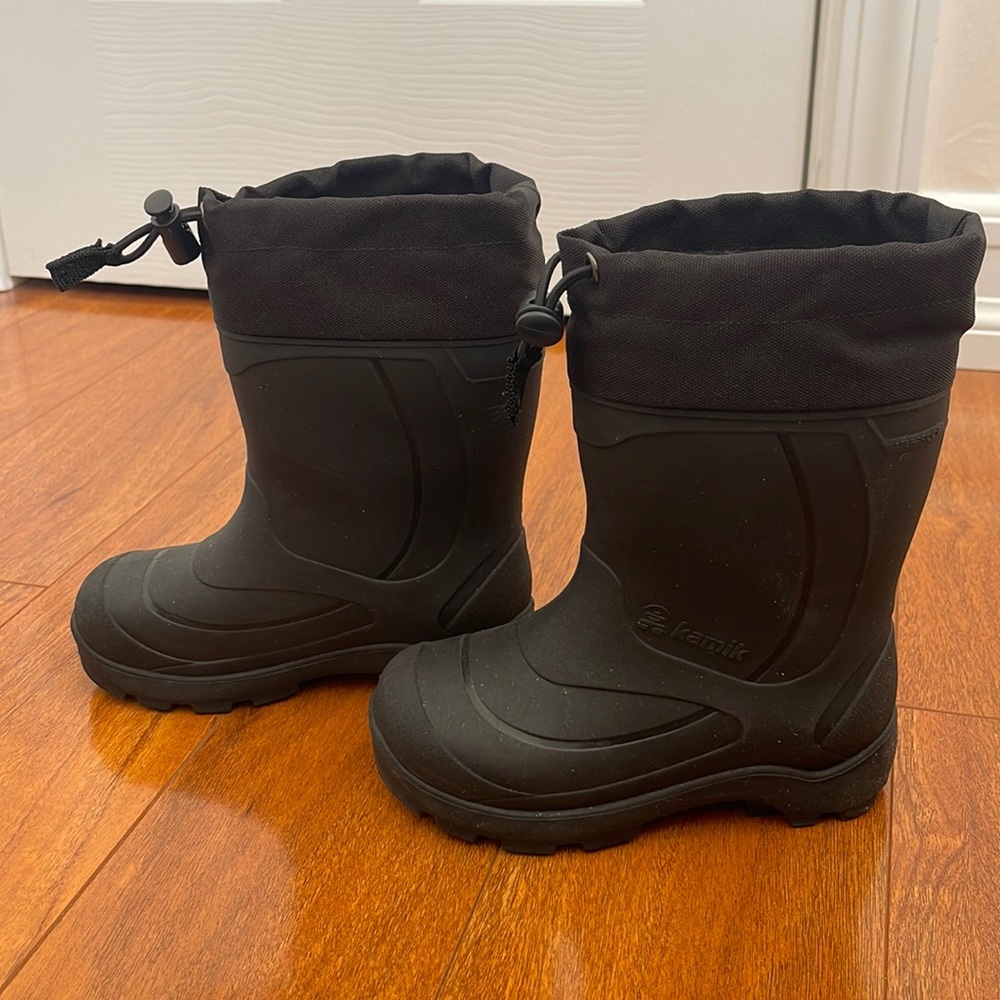 Kamik kids snow boots with removable wool lining- excellent condition!